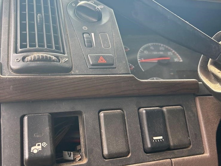 2016-volvo-vnl64t630-image-41