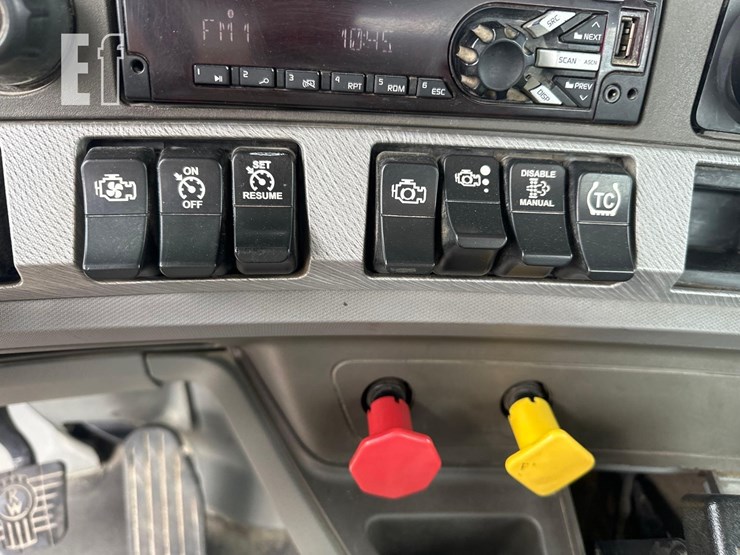 2015-kenworth-t880-image-32
