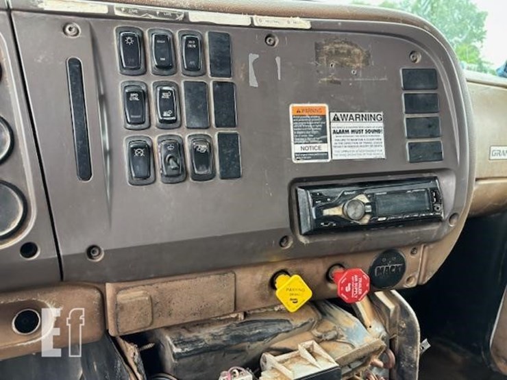 2005-mack-granite-cv713-image-12