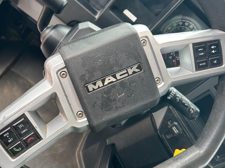 2021-mack-granite-64fr-image-87