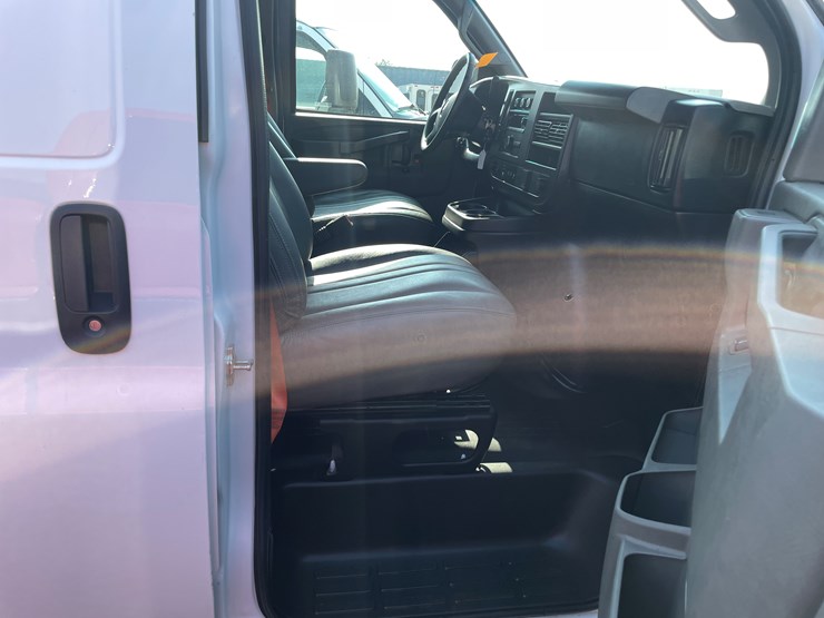 #1033-•-2023-chevy-express-van-(has-wi-salvage-title)-image-53