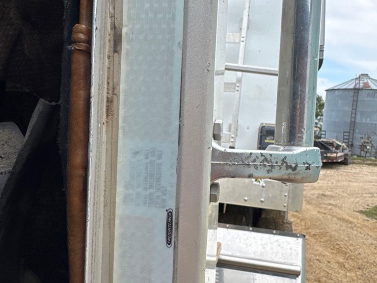 2000-freightliner-fld112-image-35
