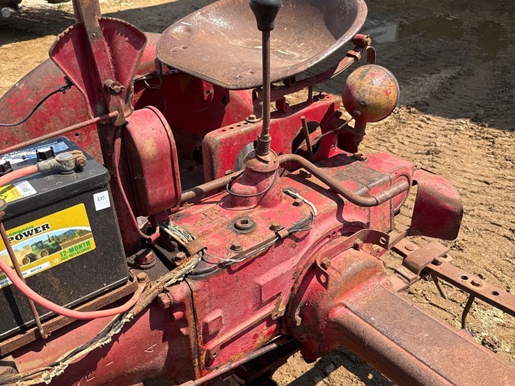 farmall-b-tractor-image-10
