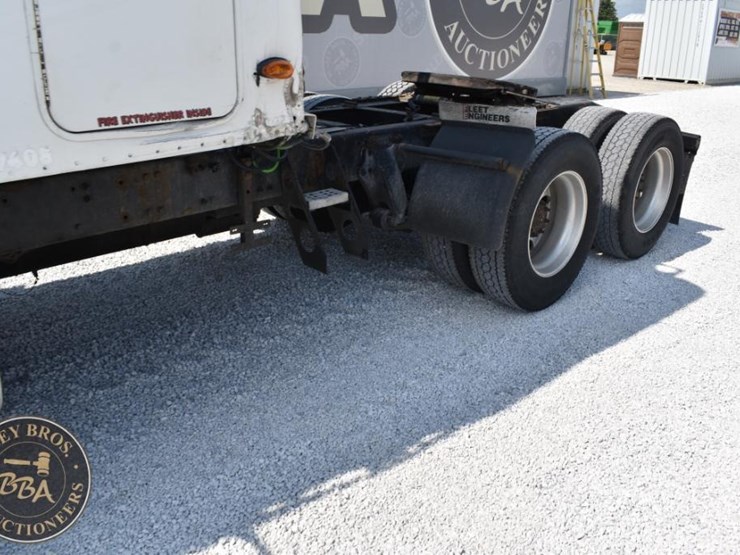 2003-freightliner-columbia-120-image-25