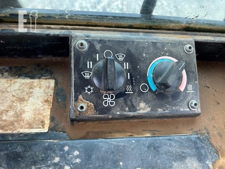 2001-caterpillar-953c-image-11