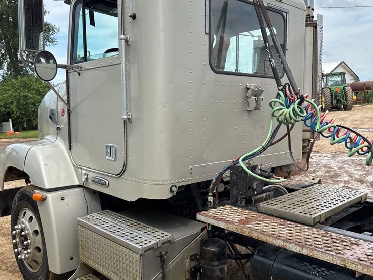 2000-freightliner-fld112-image-4
