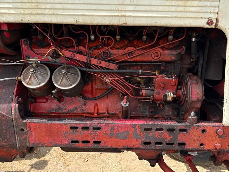 internationa-560-diesel-tractor-image-18