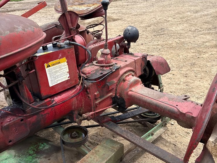 farmall-b-tractor-w/-5ft-belly-mower-image-9