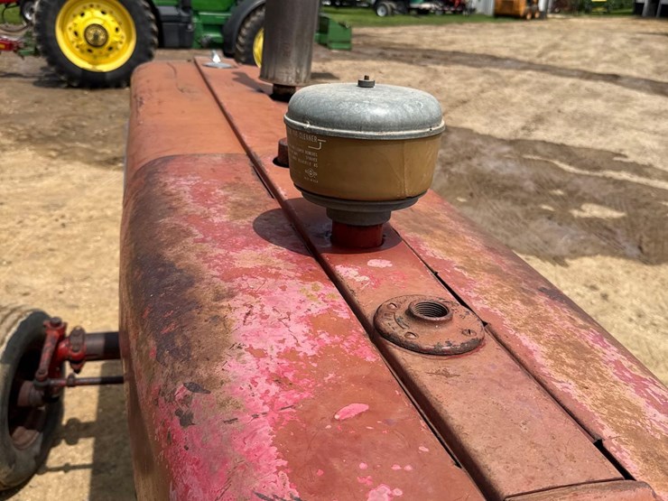 internationa-560-diesel-tractor-image-23