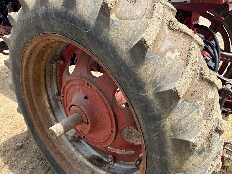 internationa-560-diesel-tractor-image-15