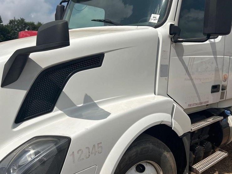 2016-volvo-vnl64t630-image-7