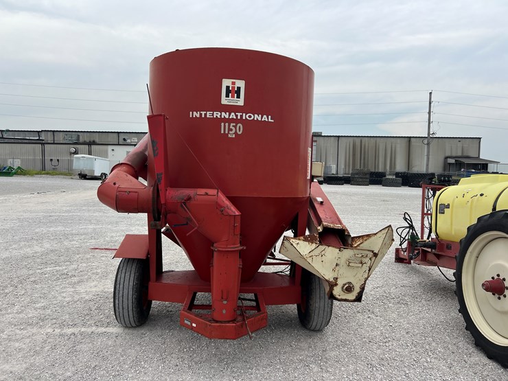 #204793-•-case-ih-1150-feed-grinder-image-4