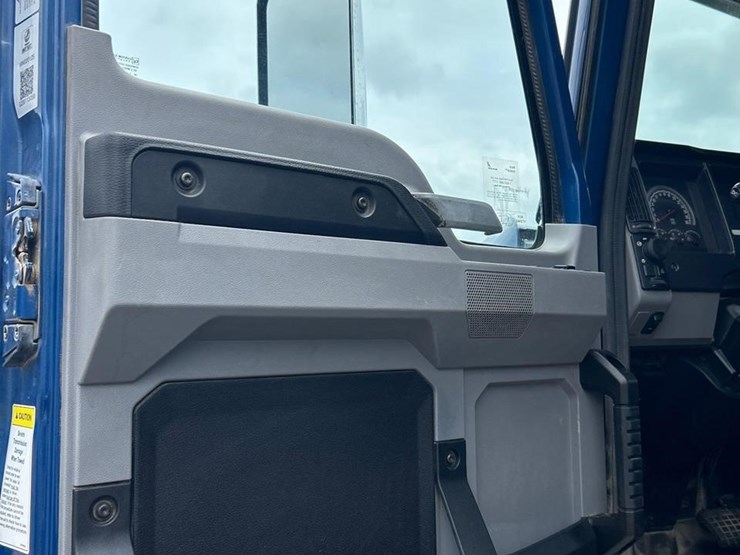 2021-mack-granite-64fr-image-70