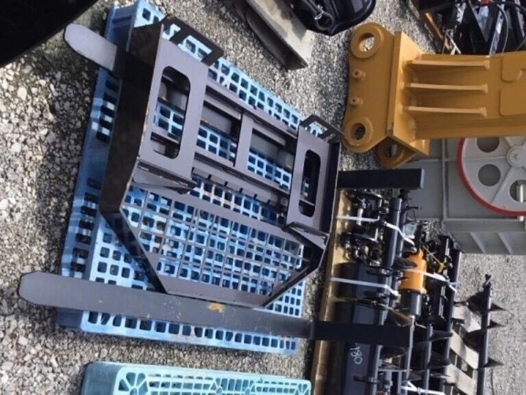 new-giyi-skid-steer-fork-attachment-image-1