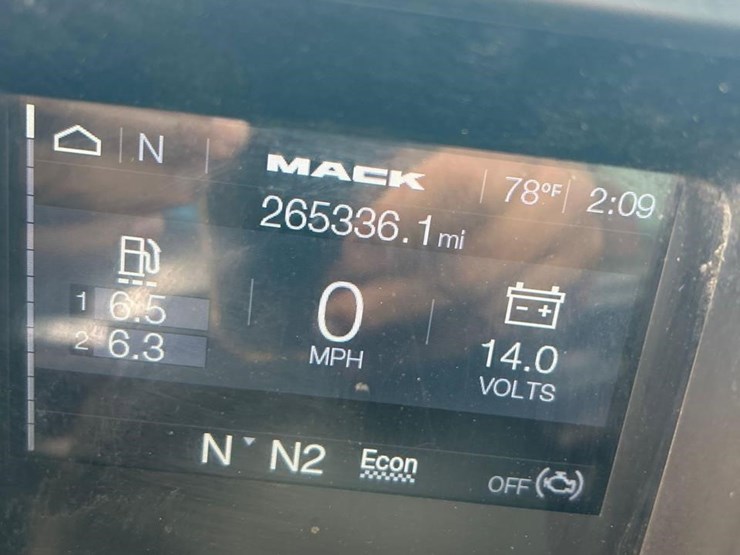 2021-mack-granite-64fr-image-90