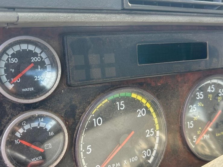 2001-freightliner-century-120-image-39