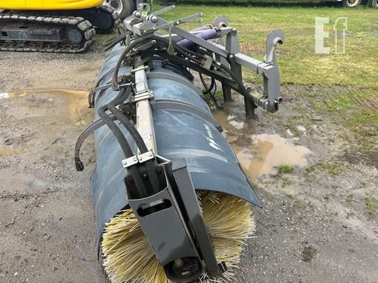 holms-12'-broom-image-7