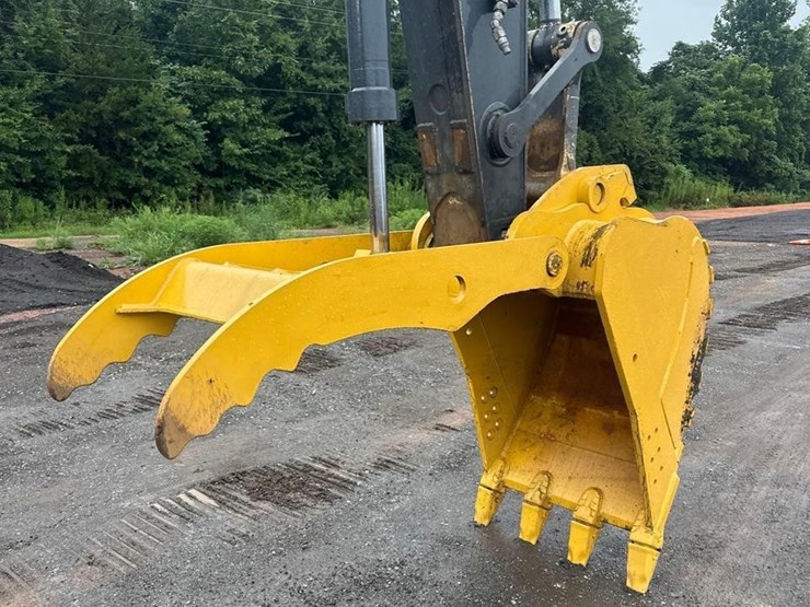 2021-deere-245g-lc-image-11