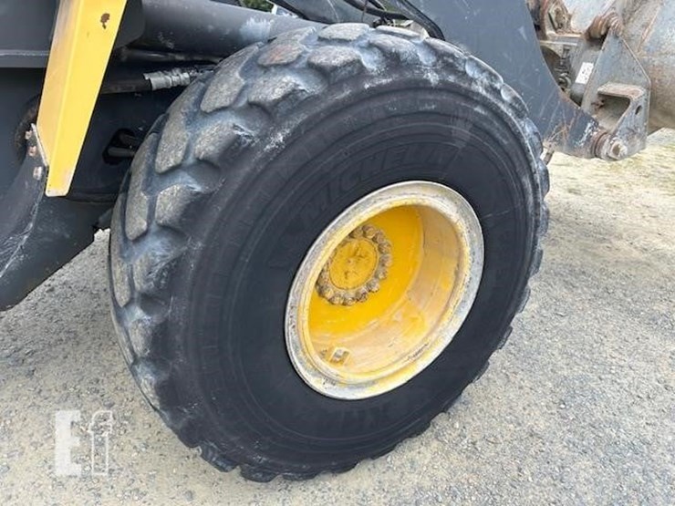 2010-komatsu-wa320-5-image-24