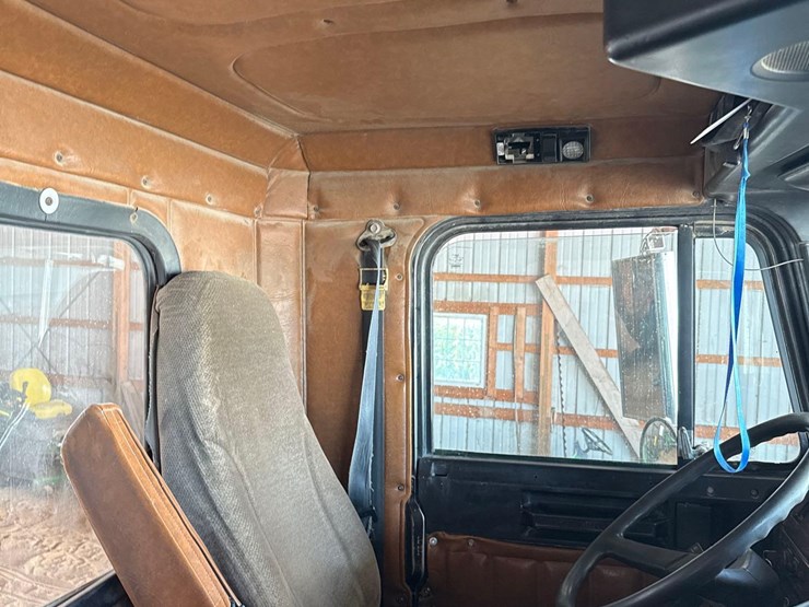 2000-freightliner-fld112-image-66