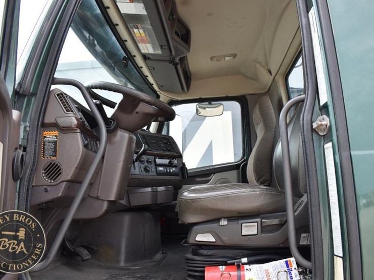 2017-volvo-vnl64t300-image-57