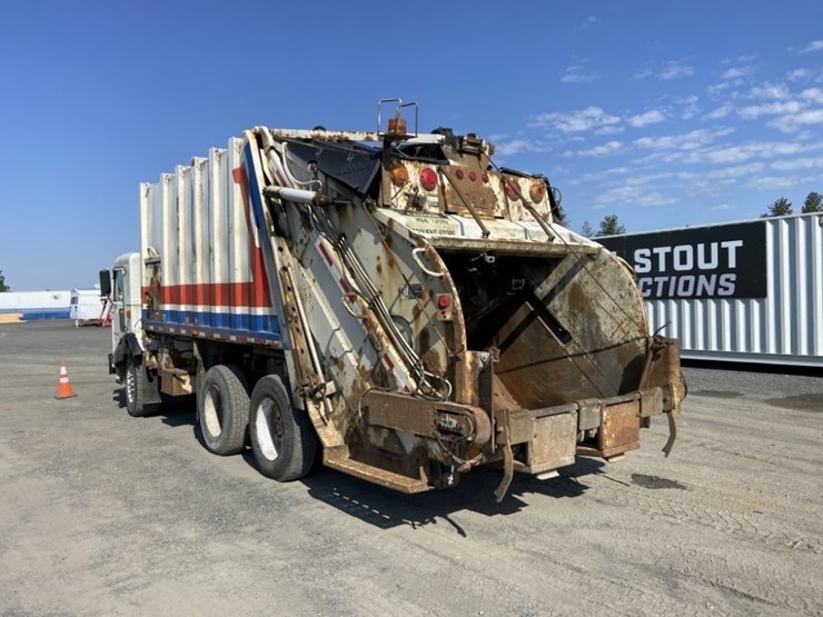 2002-peterbilt-320-image-3