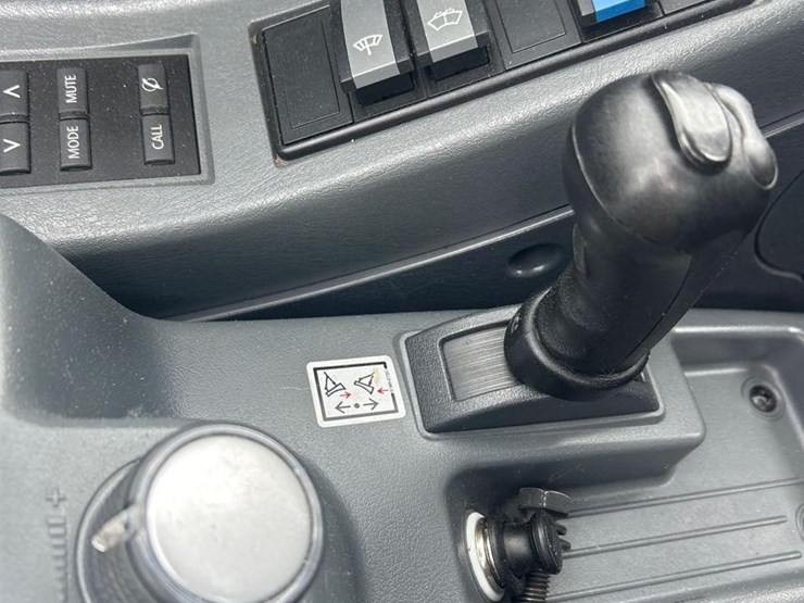 2023-new-holland-e60c-image-17