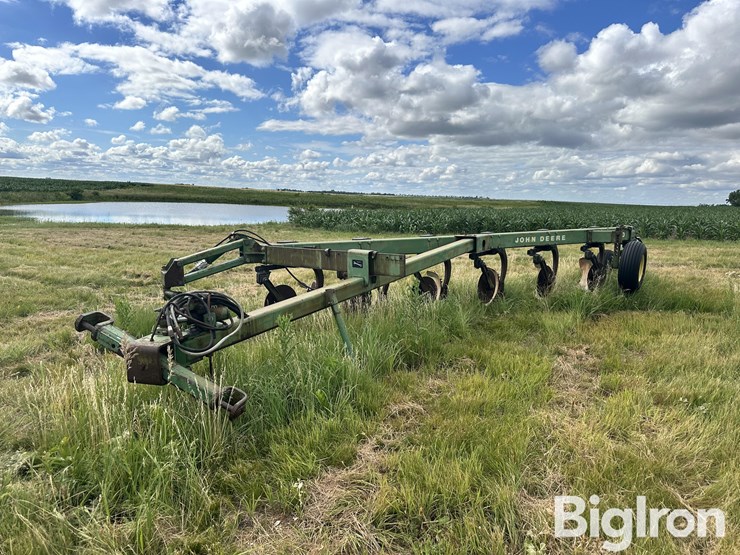 john-deere-2700-image-1