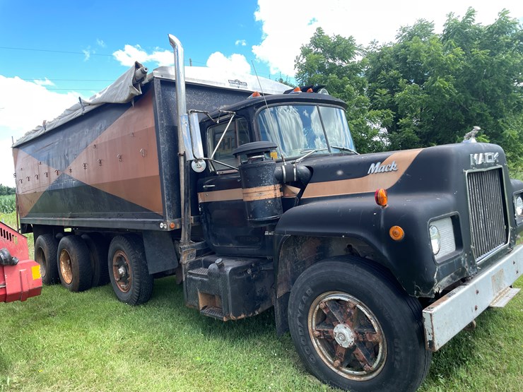 #1016-•-1974-mack-truck-(has-wi-title)-image-4