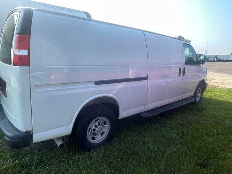 #1033-•-2023-chevy-express-van-(has-wi-salvage-title)-image-6