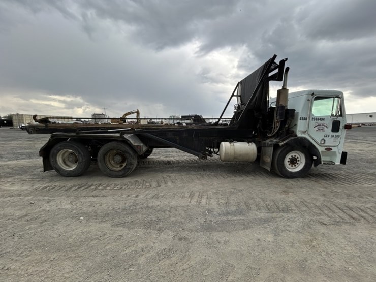 1988-peterbilt-320-image-6
