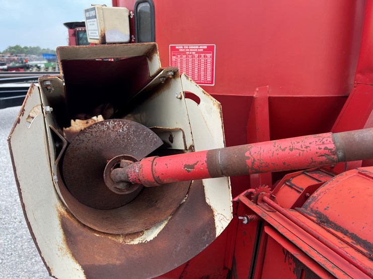 #204793-•-case-ih-1150-feed-grinder-image-9