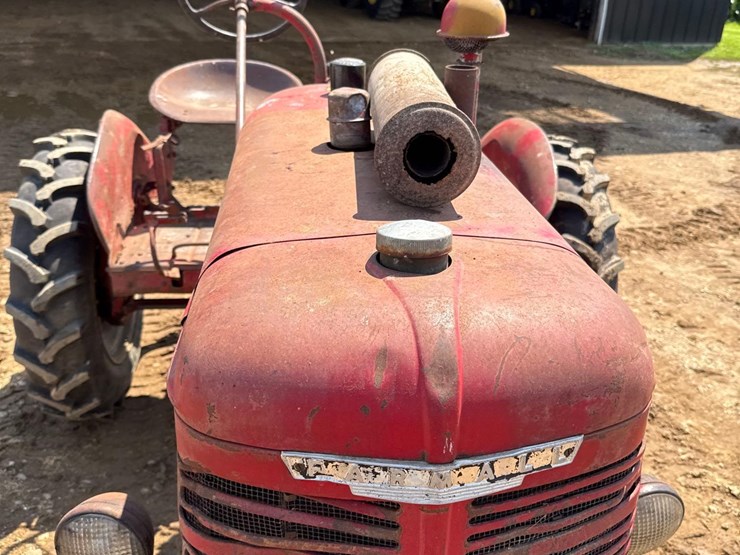 farmall-b-tractor-image-17