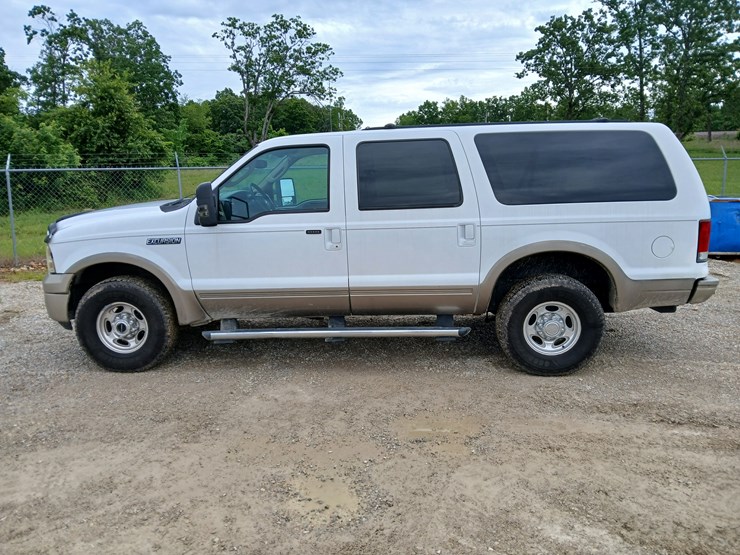 2005-ford-excursion-image-3