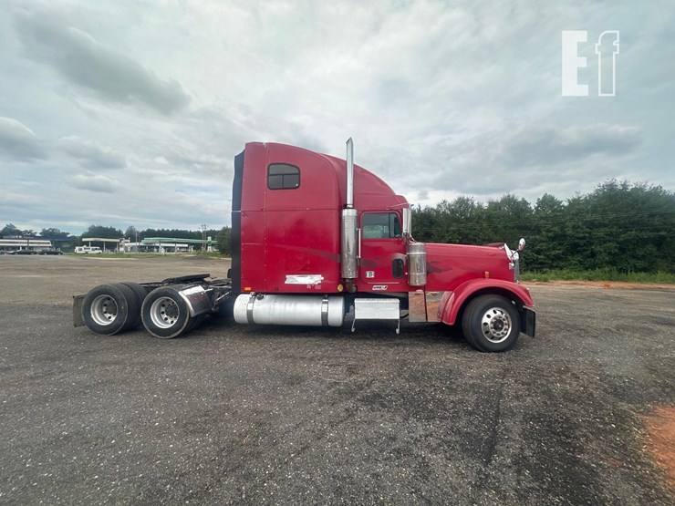 2000-freightliner-fld132-classic-xl-image-3