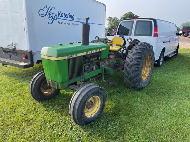 john-deere-2440-image-1