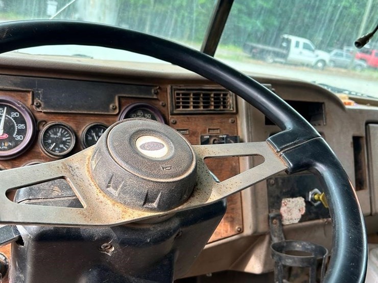 2000-peterbilt-330-image-59