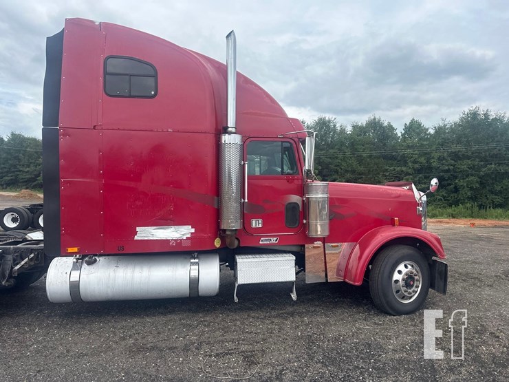 2000-freightliner-fld132-classic-xl-image-4