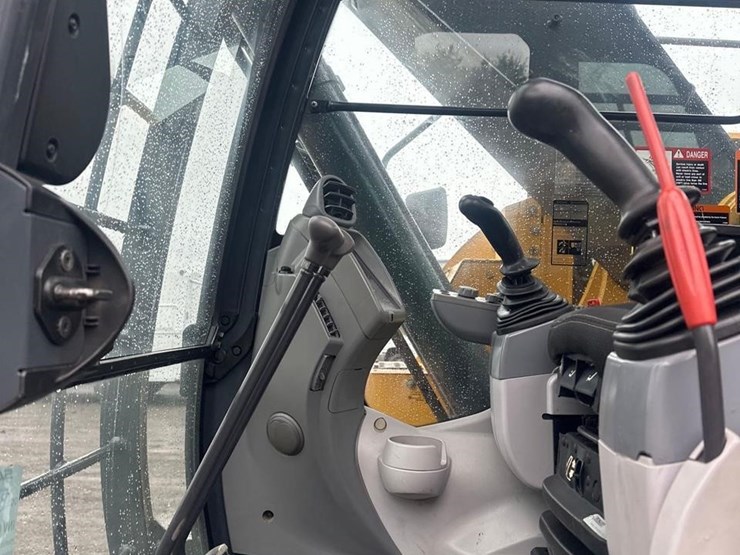 2021-deere-245g-lc-image-25
