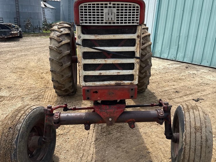 internationa-560-diesel-tractor-image-5