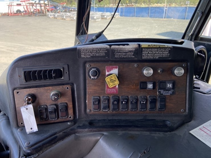 2002-peterbilt-320-image-18