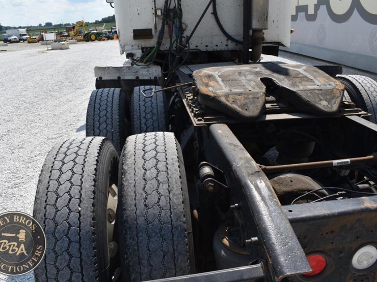 2003-freightliner-columbia-120-image-29