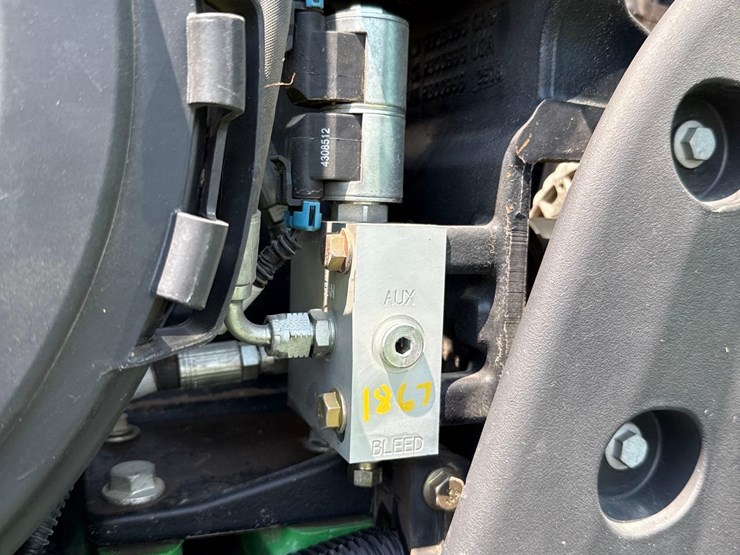 2013-john-deere-8260r-image-42