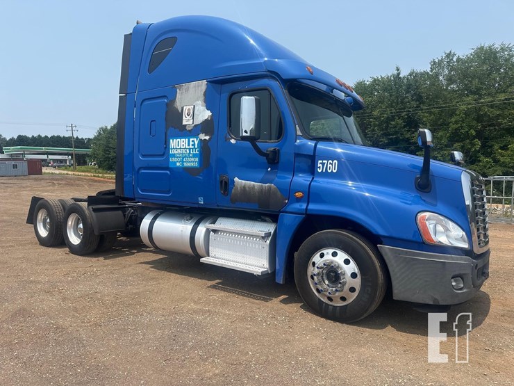 2015-freightliner-cascadia-125-image-2