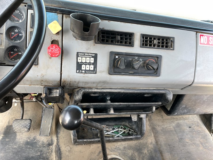 #1013-•-1992-freightliner-cummins-(has-mn-title)-image-82