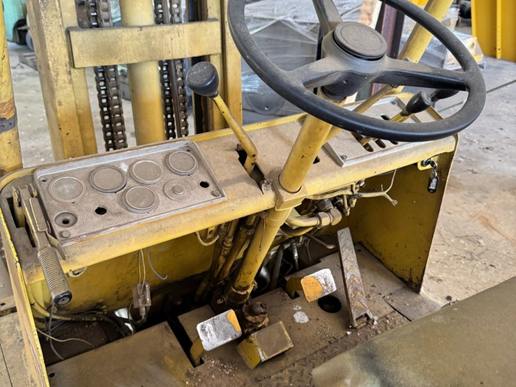 cat-forklift-image-4