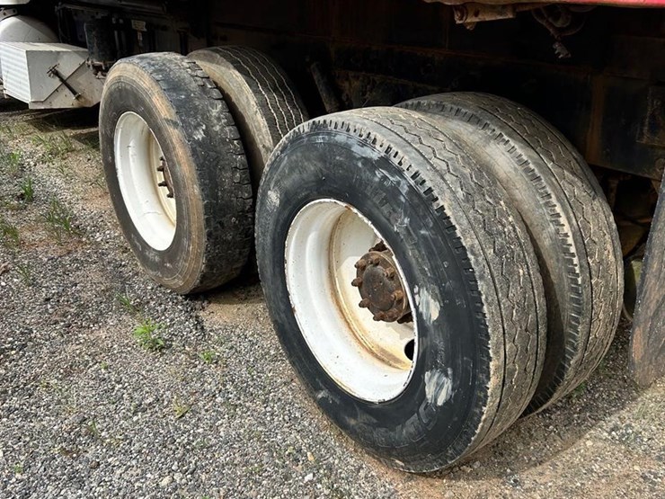 2000-peterbilt-330-image-26