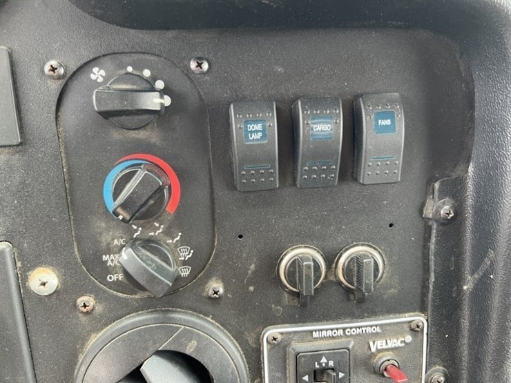 2014-freightliner-mt45-image-32