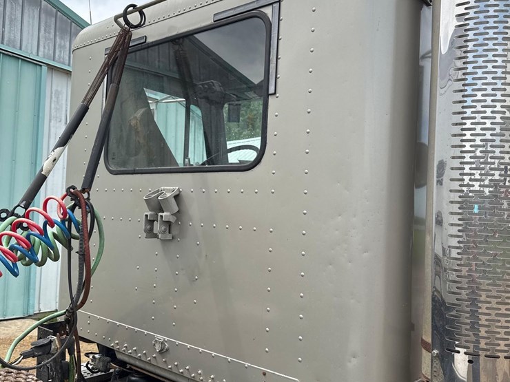 2000-freightliner-fld112-image-10