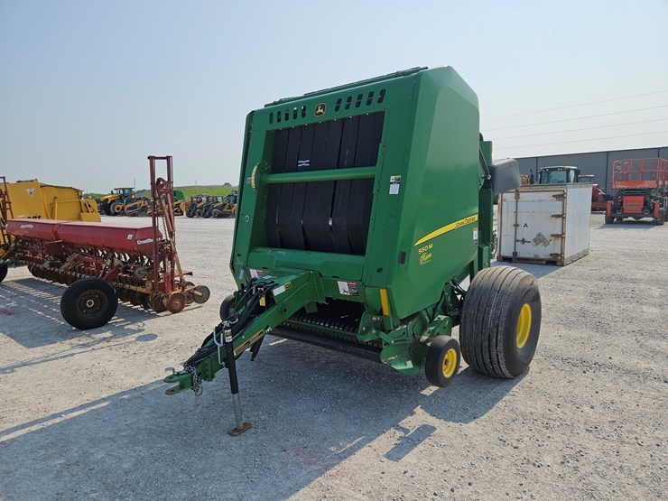 2019-john-deere-560m-image-1